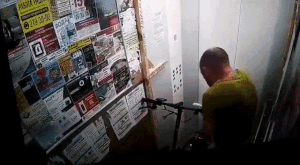 Người đàn ông Nga bị bỏng nặng vì xe điện phát nổ trong thang máy