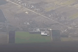 Đoạn video hiếm hoi ghi lại cảnh UAV Nga chạm trán tên lửa nghi của Ukraine