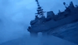 Quân đội Ukraine tiếp tục đăng video xuồng không người lái lao về phía tàu Nga