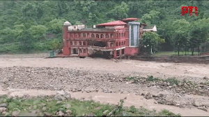 Ấn Độ: Mưa lớn khiến tòa nhà đổ sập, tượng Thần Shiva chìm trong nước