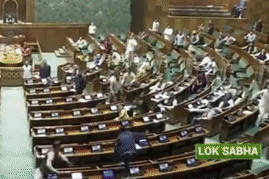Nam thanh niên nhảy lên bàn trong phòng họp của tòa nhà quốc hội Ấn Độ