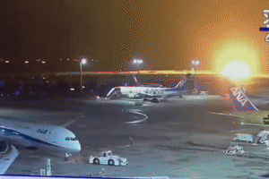 Nhật Bản: Máy bay chở 300 người bốc cháy dữ dội, nghi do va chạm
