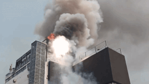 Cháy lớn tòa nhà 9 tầng trên phố kinh doanh sầm uất ở Hà Nội 
