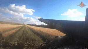 Khoảnh khắc máy bay không người lái cảm tử tấn công trượt xe tăng Nga