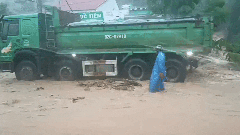 Mưa lớn gây sạt lở quốc lộ14B ở Quảng Nam