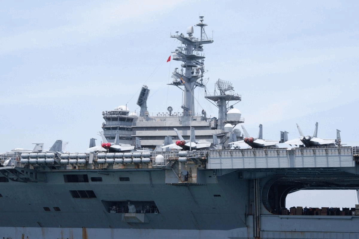 Cận cảnh tàu sân bay của Hải quân Mỹ đang thăm Đà Nẵng