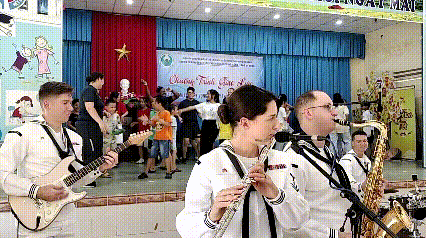 Ban nhạc của Hải quân Mỹ biểu diễn cho trẻ mồ côi ở Đà Nẵng