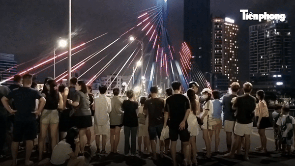 Hàng trăm du khách nửa đêm &apos;hóng&apos; cảnh cầu sông Hàn tự quay ngang