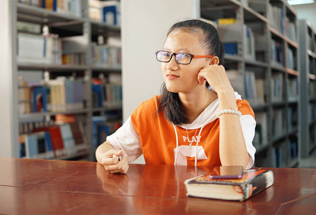 Góc học tập nhỏ tại Thư viện ĐH Duy Tân là nơi yêu thích của Trần Thị Kim Ngân sau giờ học trên giảng đường