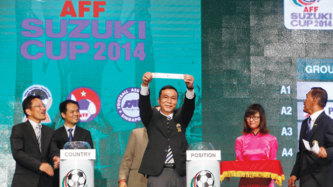 Phó Chủ tịch VFF Trần Quốc Tuấn cười rạng rỡ với lá thăm đưa ĐTVN vào bảng đấu được xem là dễ thở hơn tại AFF Cup 2014. Ảnh: Như Ý