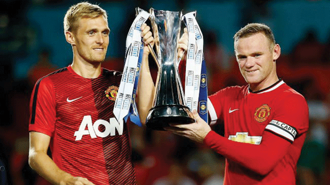 Rooney (phải) gần như sẽ mang băng đội trưởng Manchester United. Ảnh: Getty Images