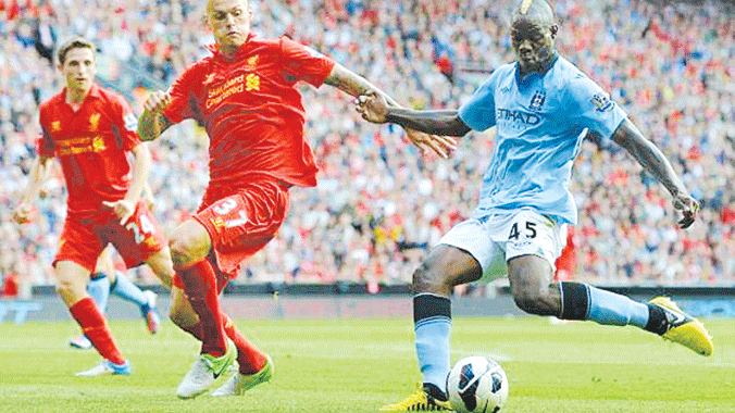 Balotelli trong màu áo của Manchester City đối đầu Liverpool năm 2012. Ảnh: Getty Images