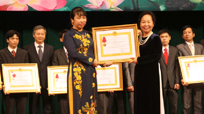 Trưởng phòng Dương Thị Thu Phong đón nhận Huân chương Lao động hạng Ba