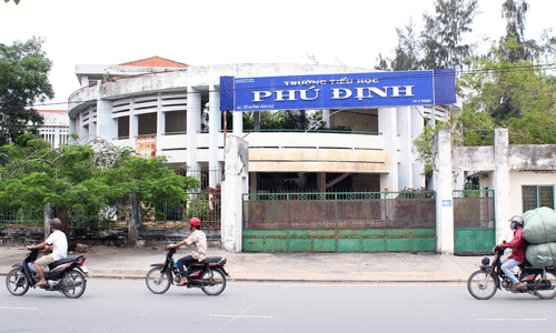 Ngôi trường 20 tỷ đồng bỏ hoang giữa Sài Gòn