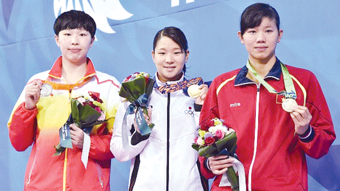 Ánh Viên (phải) lần thứ hai nhận HCĐ tại Asiad 2014. ảnh: Getty Images