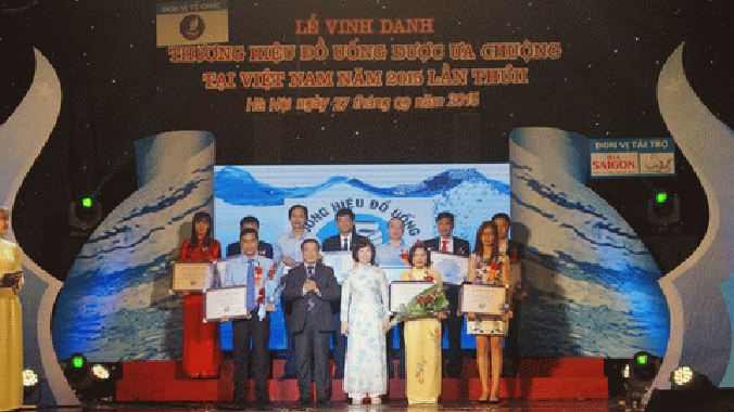 Ban tổ chức trao giải thưởng cho các đơn vị.