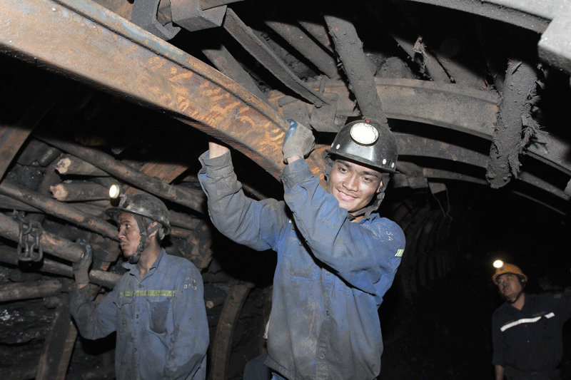 Cận cảnh những người thợ lò cần mẫn bên trong mỏ than Núi Béo