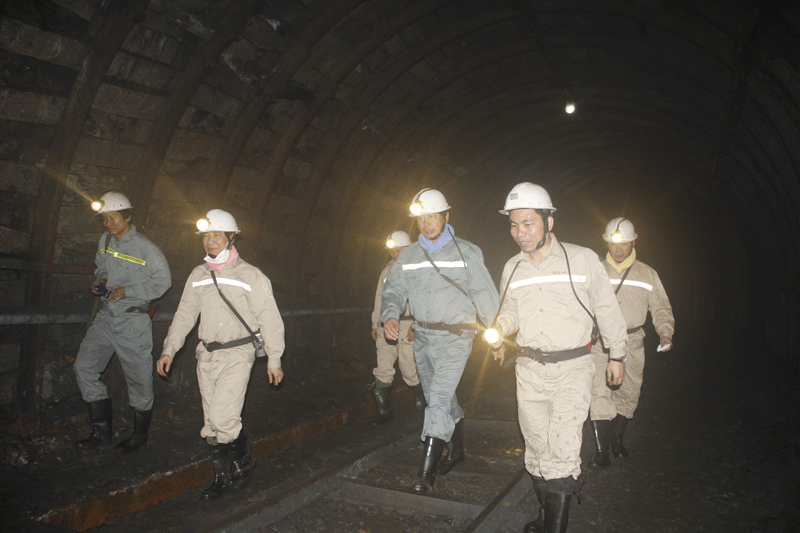 Tổng Giám đốc Tập đoàn Đặng Thanh Hải cùng đoàn công tác Tập đoàn kiểm tra sản xuất mỏ Khe Chàm III.