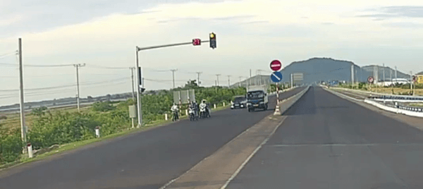 Bình Thuận: Ô tô tông nhiều xe máy đứng chờ đèn đỏ trên quốc lộ