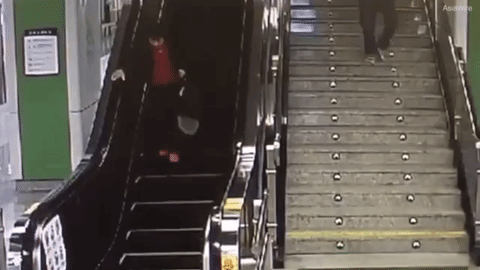 Người phụ nữ dồn sức chạy ngược chiều thang máy.