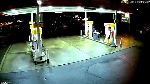 Giây phút xe SUV lao vào cây xăng.