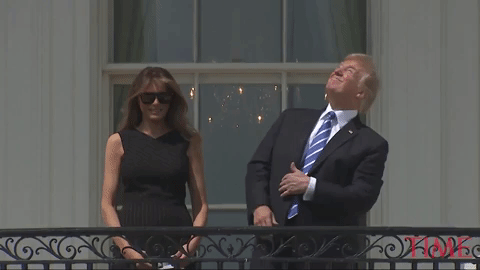 Ông Trump đứng trên ban công Nhà Trắng xem nhật thực.
