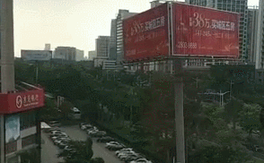Sự cố đổ cột quảng cáo xảy ra vào khoảng 15 giờ ngày 31/8 (theo giờ địa phương) ở thành phố Đông Quan, tỉnh Quảng Đông, Trung Quốc.