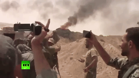 Phá vòng vây IS tại Deir ez-Zor, binh sĩ Syria ôm nhau ngày hội ngộ