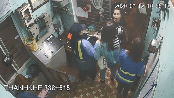 Camera an ninh ghi lại cảnh nữ phóng viên bị người phụ nữ áo đen tát vào mặt. Ảnh cắt từ clip