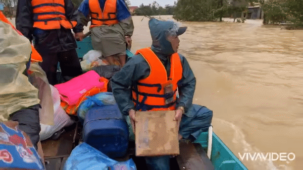 Bị dân mạng chỉ trích dữ dội vì ném đồ cứu trợ, Hồ Việt Trung lên tiếng