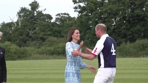 Hoàng tử William ôm hôn vợ mừng chiến thắng