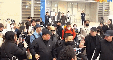 Cảnh tượng hỗn loạn ở sân bay khi BlackPink về Hàn Quốc