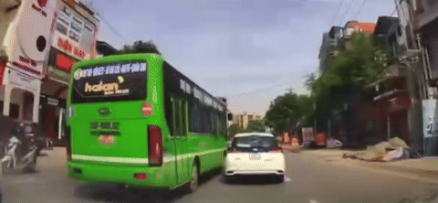 CLIP: Tài xế xe buýt vượt ẩu gây va chạm giao thông, bị phạt 5 triệu đồng và trừ 2 điểm GPLX