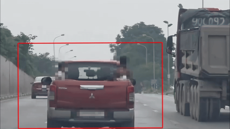 Xử phạt tài xế ô tô bán tải chở 6 cháu bé trên thùng xe ở Đại lộ Thăng Long