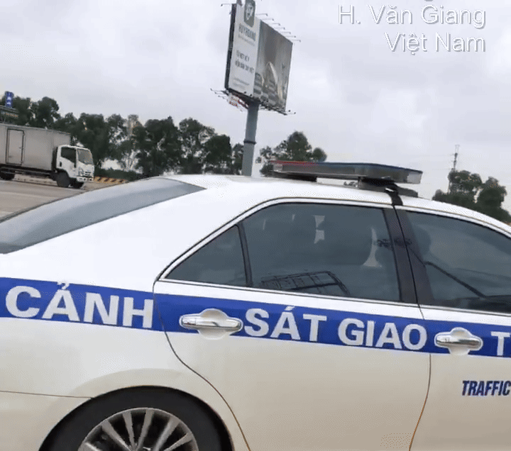 CSGT dùng xe đặc chủng đưa bé gái co giật trên cao tốc đến bệnh viện