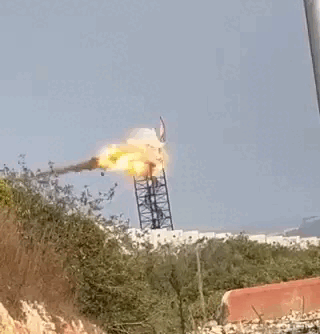 Trực thăng AH-64 Apache của Israel tấn công các mục tiêu trên lãnh thổ Lebanon