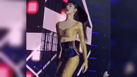 Lisa (BlackPink) diện trang phục táo bạo