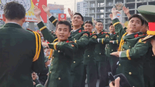 VIDEO: Đám đông cổ vũ các chiến sĩ múa, hát 'Vì nhân dân quên mình'