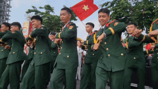 Điệu nhảy 'Cuộc đời vẫn đẹp sao' của các chiến sĩ giữa vòng tay nhân dân