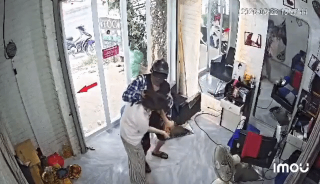 Nữ chủ tiệm cắt tóc bị kẻ trùm mặt xông vào quán tấn công