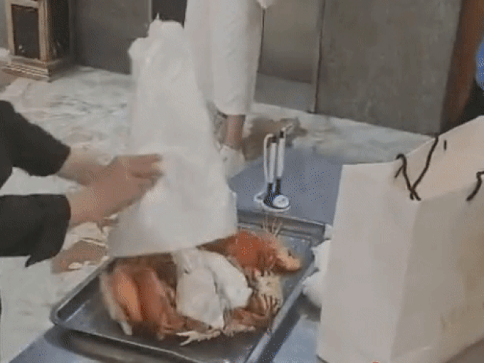 Nhà hàng buffet Hà Nội bức xúc vì khách lén cho 4kg hải sản vào túi mang về