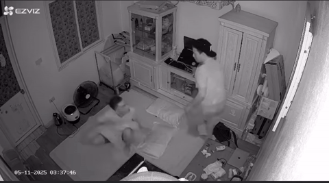 Clip trộm đột nhập căn hộ ở Hà Nội giữa đêm, manh động khi bị phát hiện ảnh 1
