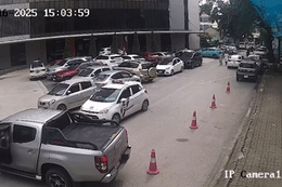 CLIP: Ô tô bất ngờ lùi cán qua người phụ nữ đi bộ trong bệnh viện
