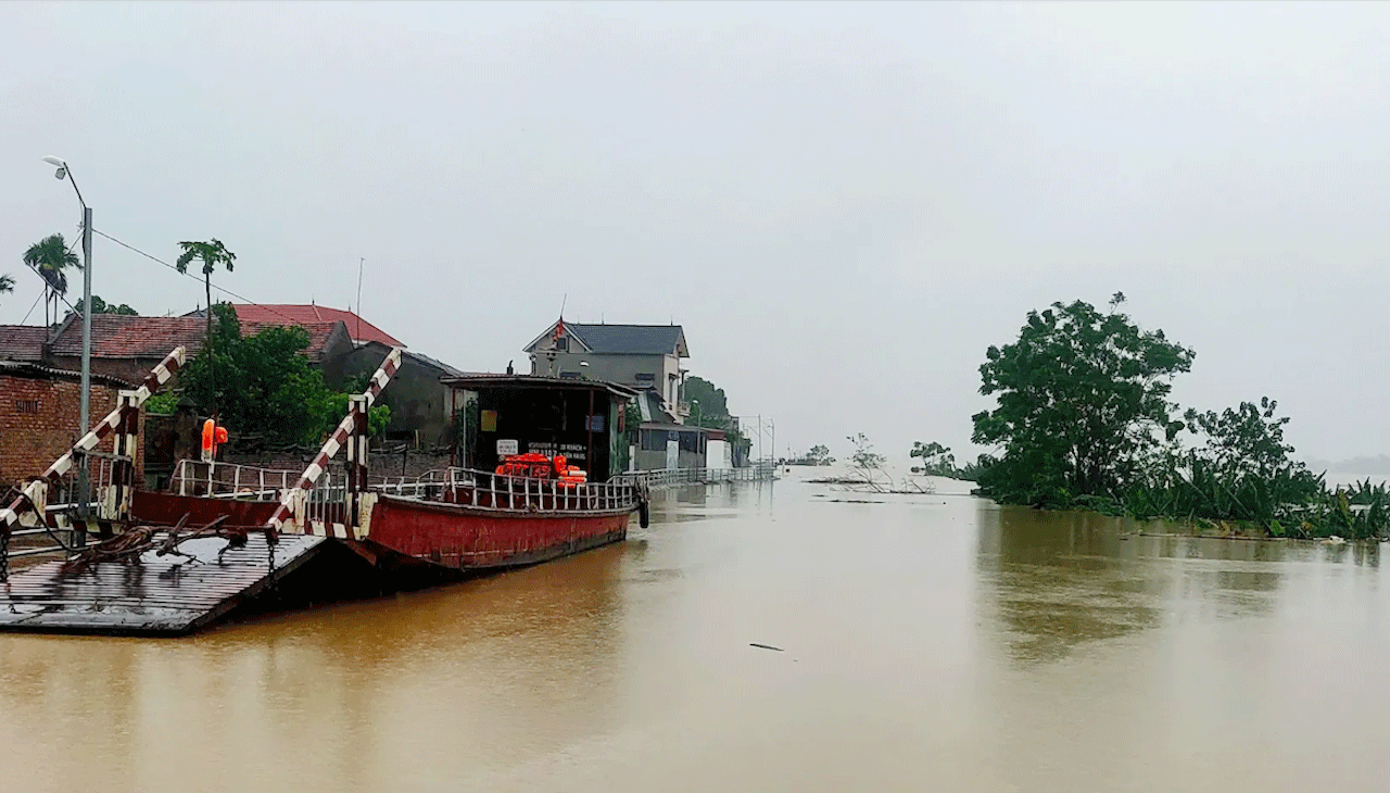 Cán bộ Hà Nội đi đò đến xã đảo trong ngày đầu vận hành chính quyền 2 cấp ảnh 3