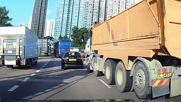 Rơi vào điểm mù, ô tô Audi bị xe ben húc đuôi