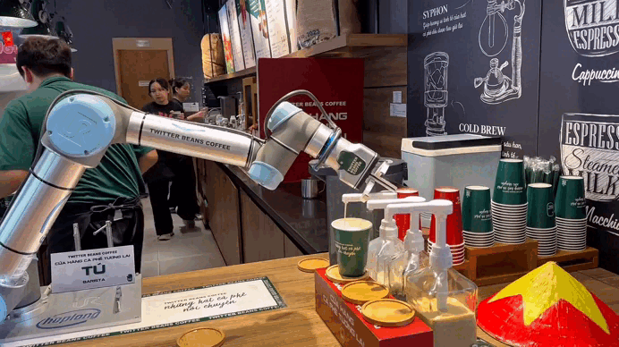 Tận thấy robot pha chế, phục vụ tại quán cà phê ở Hà Nội