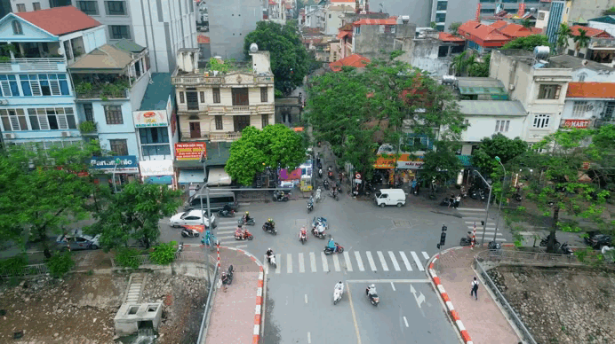 Người dân chật vật di chuyển qua 'ngõ đau khổ' ở Thủ đô
