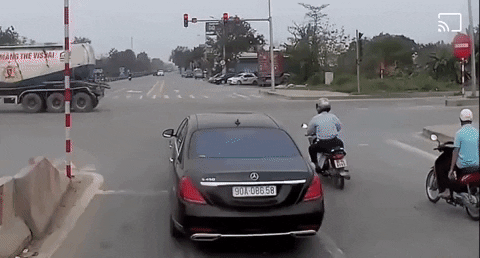 Tạt đầu Mercedes, người lái xe máy bị tông ngã