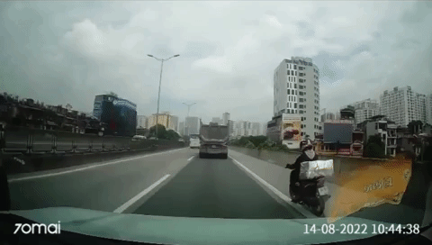 Xe máy ngang nhiên tạt đầu bán tải 