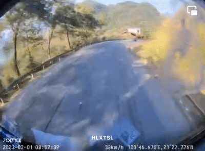 Sedan drift trên khúc cua đường dốc